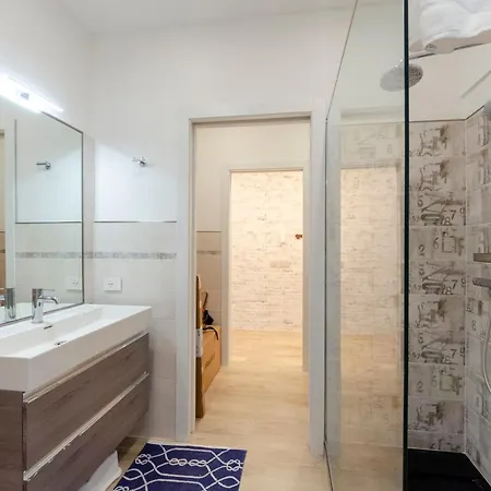 Joivy Spacious 2-bedroom Flat With Balcony Near In Appartamento