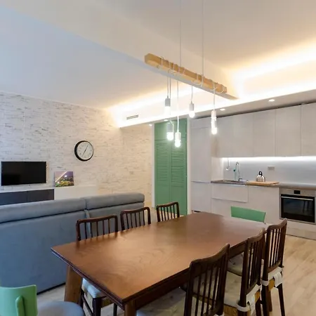 Joivy Spacious 2-bedroom Flat With Balcony Near In *