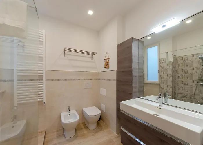 Joivy Spacious 2-bedroom Flat With Balcony Near In *