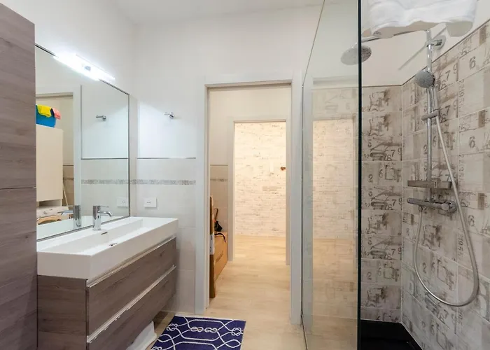Joivy Spacious 2-bedroom Flat With Balcony Near In Appartement