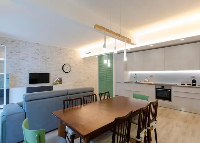 Joivy Spacious 2-bedroom Flat With Balcony Near In *